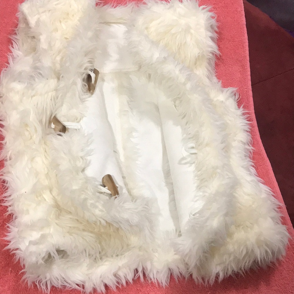 I’m selling a furry jacket❤️